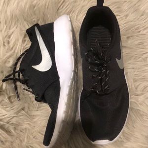 Black nike roshe